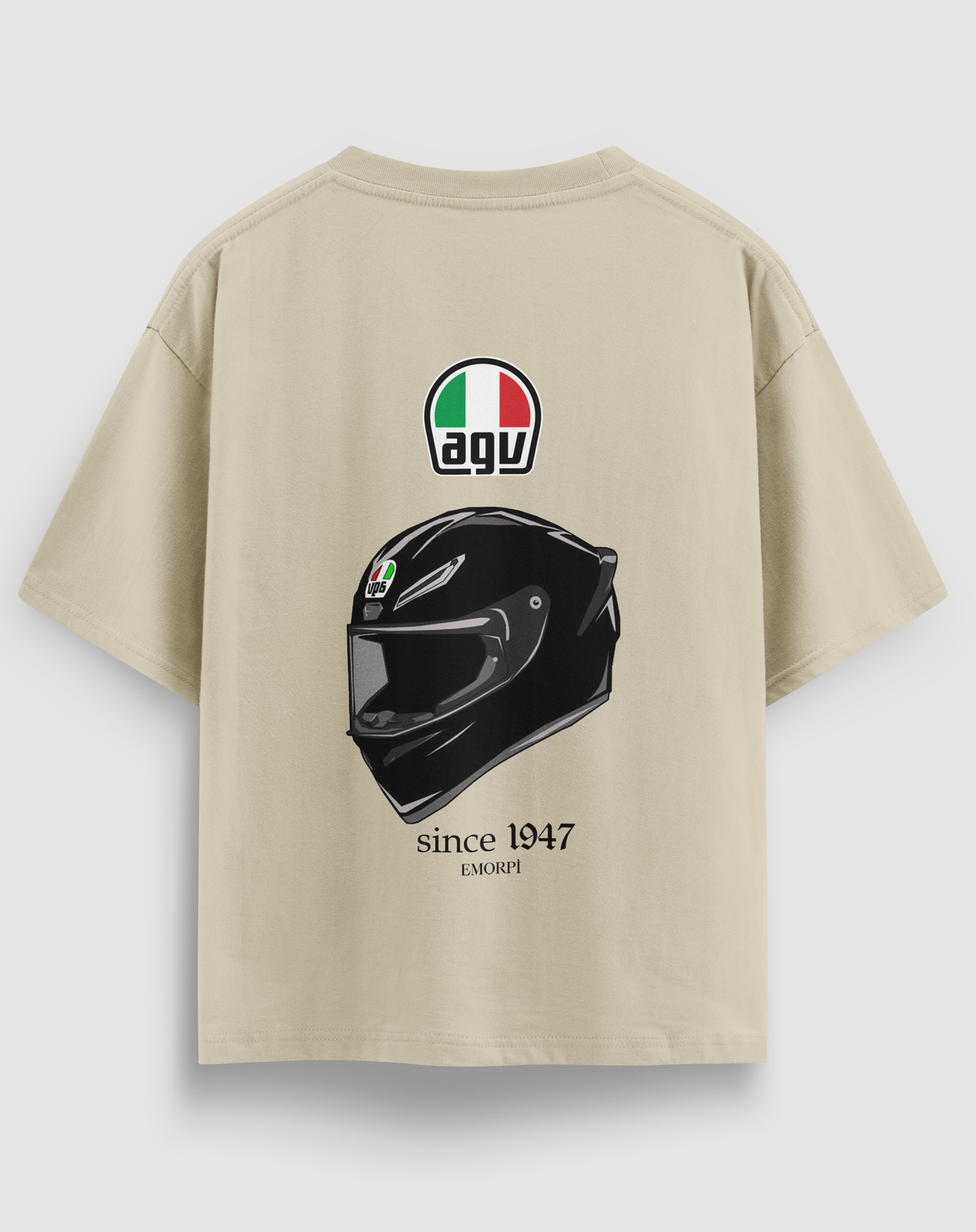 AGV baskılı motorcu tişört, bej, arkadan görünüm. Yarış kaskı çizimli since 1947 sırt baskısı