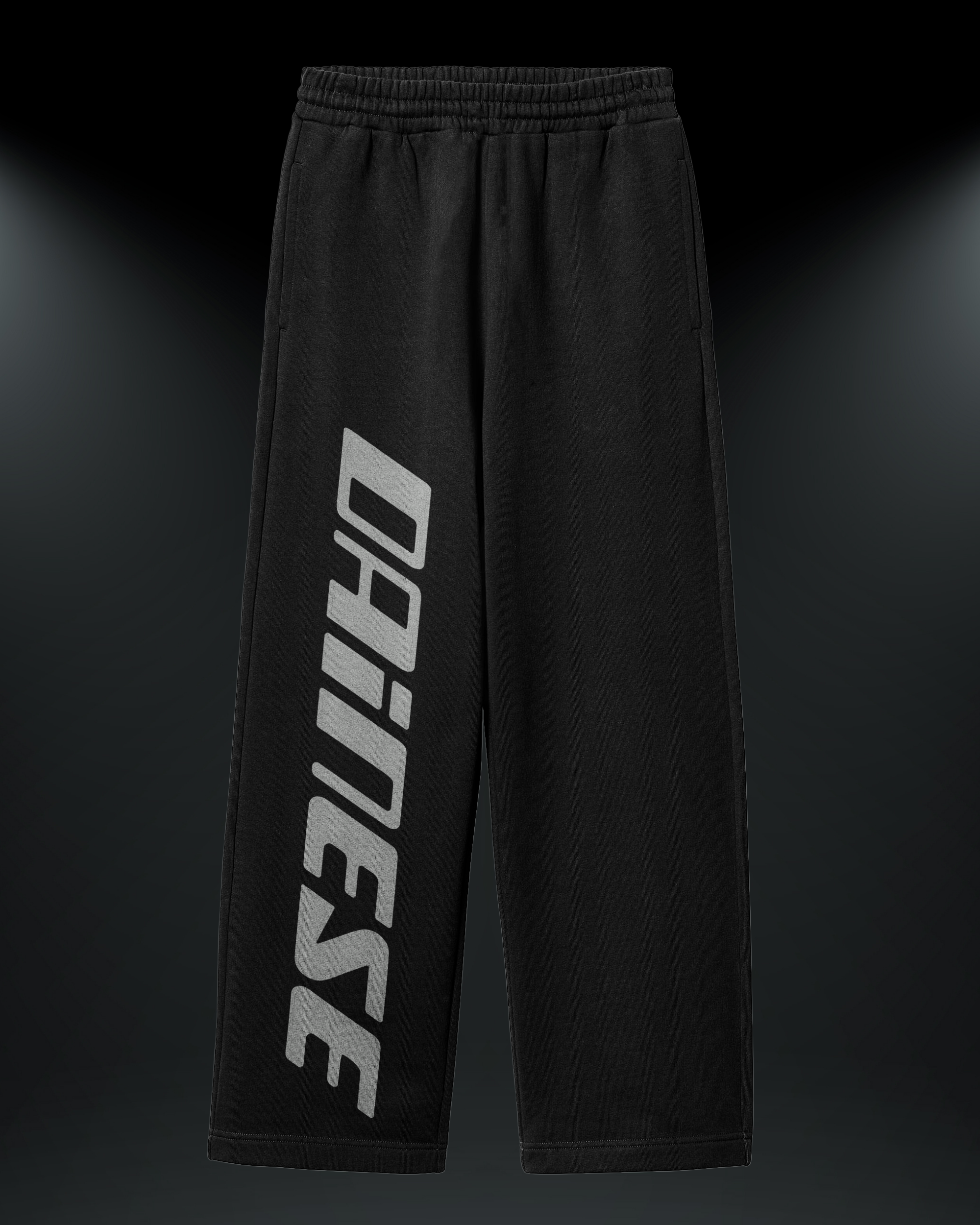 Dainese reflektörlü siyah motorcu eşofman altı, önden görünüm. Reflektörlü dikey DAINESE yazısı, gece görünürlük