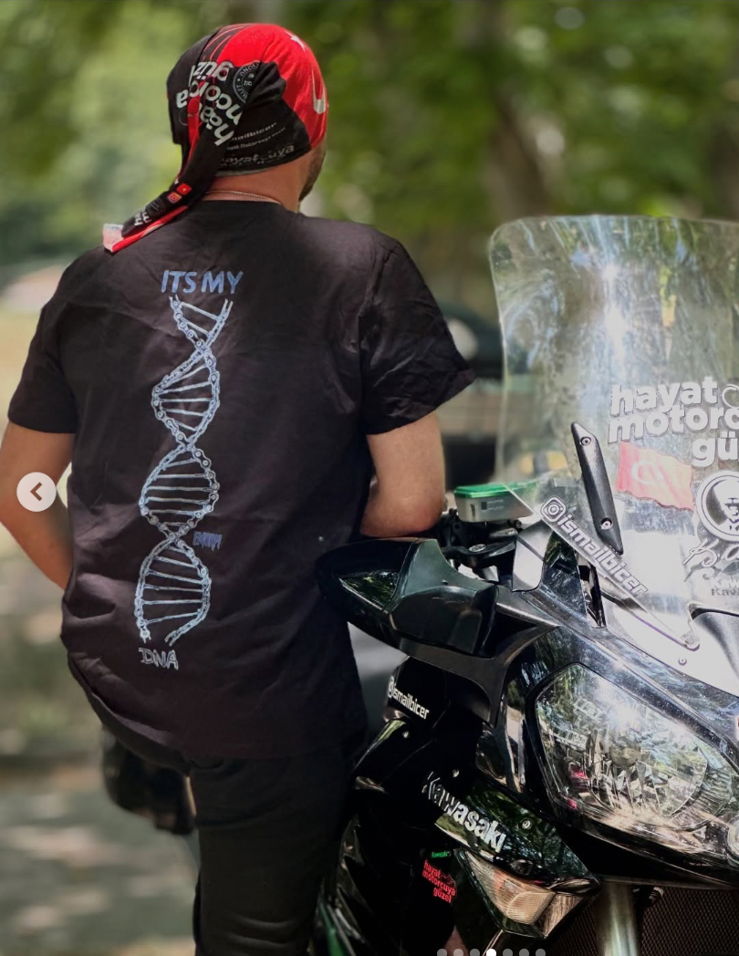 Siyah DNA baskılı motorcu tişört giymiş motorcu