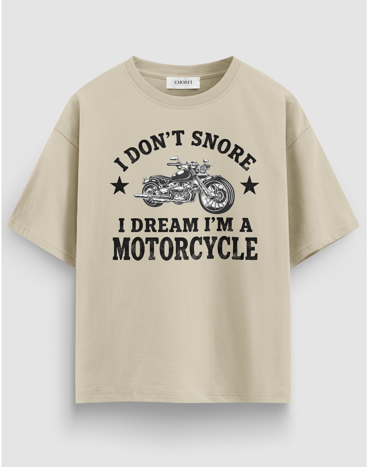 Dream I am Motorcycle baskılı motorcu tişört, bej, önden görünüm. Önde motosiklet çizimi ve I DON'T SNORE yazısı