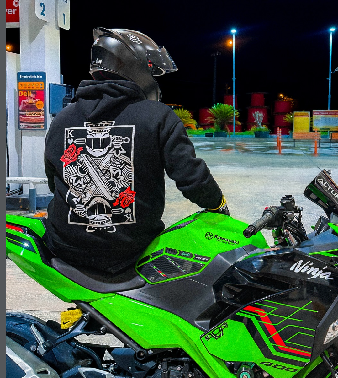 Siyah KİNG baskılı oversize motorcu hoodie giymiş motorcu