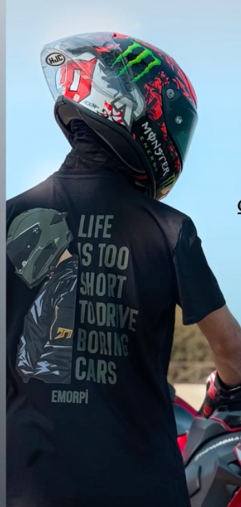 Kasklı sürücünün sırtında Life is Too Short baskılı siyah motorcu tişört