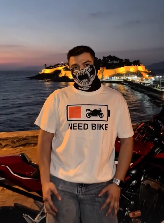 Beyaz Need Bike baskılı motorcu tişört giymiş motorcu