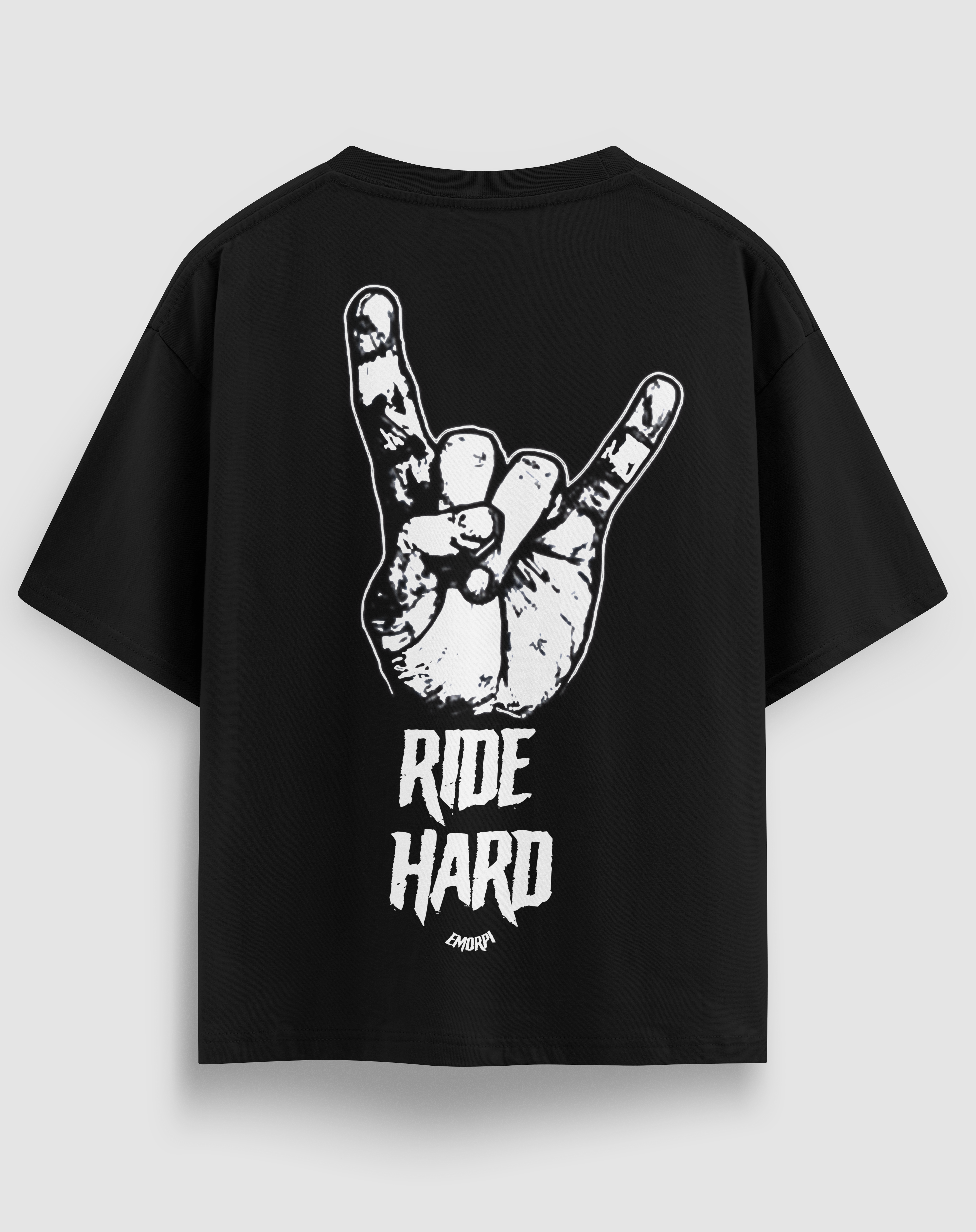 Ride Hard baskılı motorcu tişört, siyah, arkadan görünüm. Rock selamı el çizimi ve RIDE HARD sırt baskısı