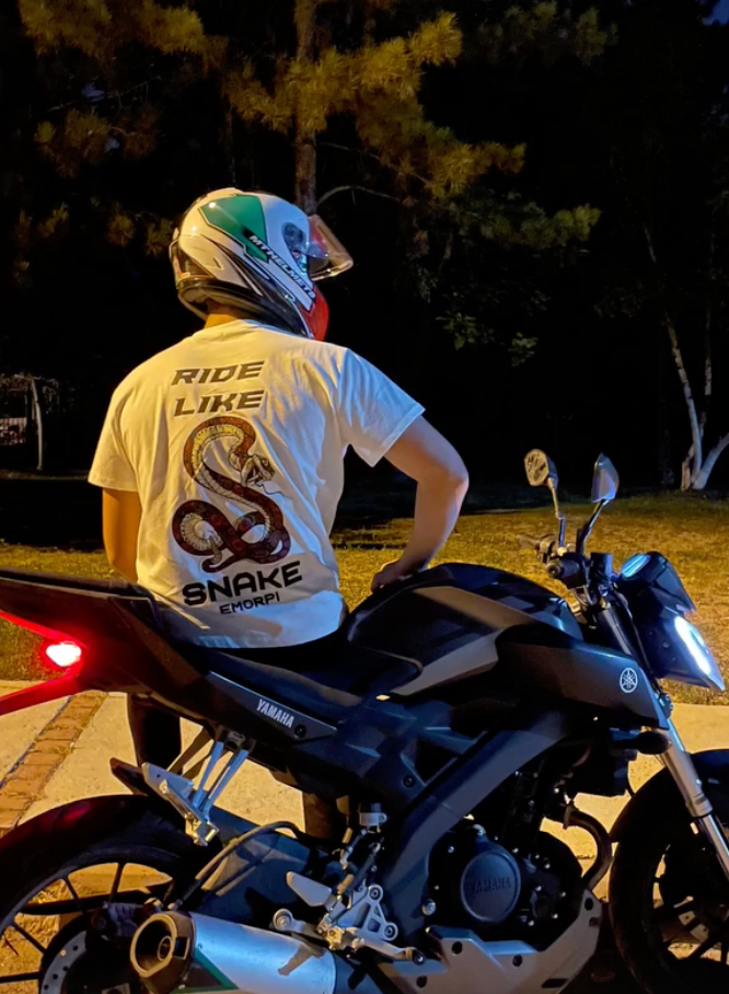 Beyaz Ride Like Snake baskılı motorcu tişört giymiş motorcu