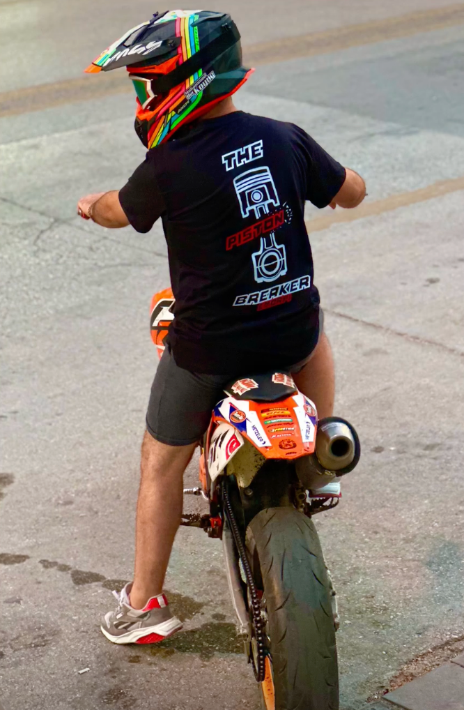 Siyah The Piston Breaker baskılı motorcu tişört giymiş motorcu