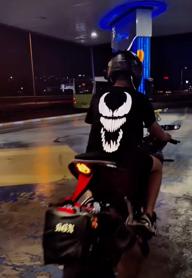 Gece motosiklet üzerinde parlayan Venom reflektör baskılı siyah tişört