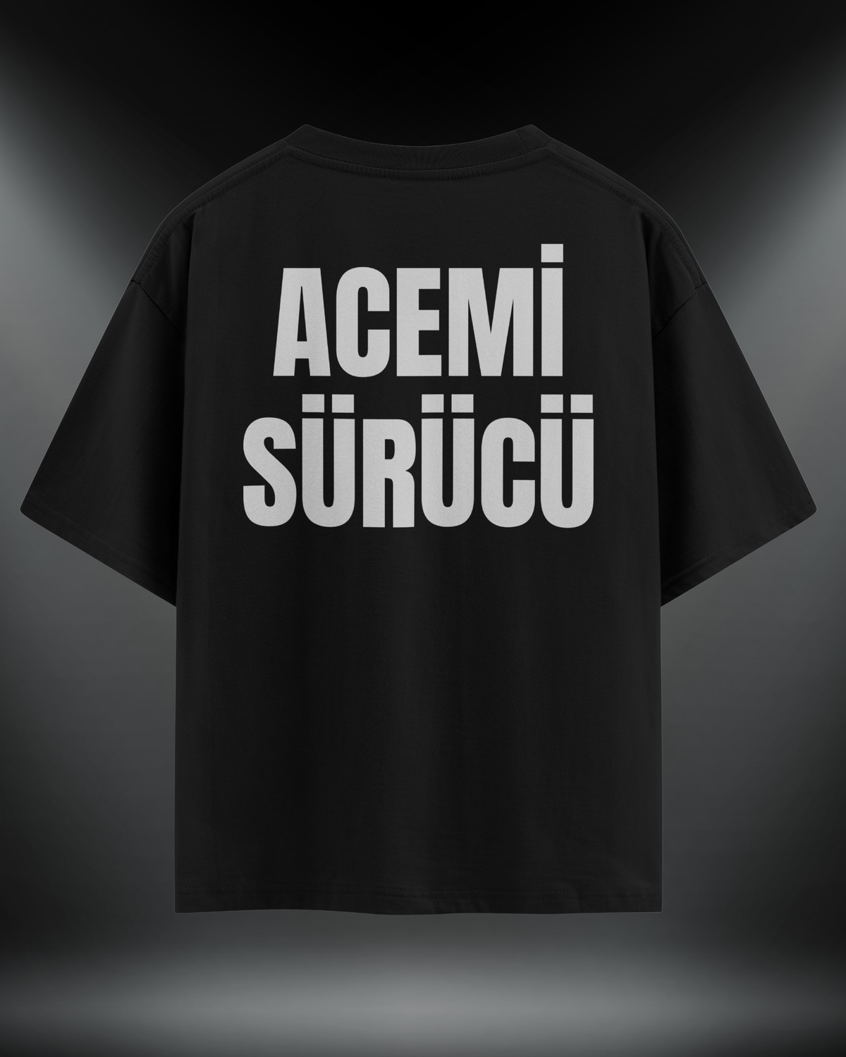 Sırtında reflektörlü ACEMİ SÜRÜCÜ yazısı olan siyah motorcu tişört