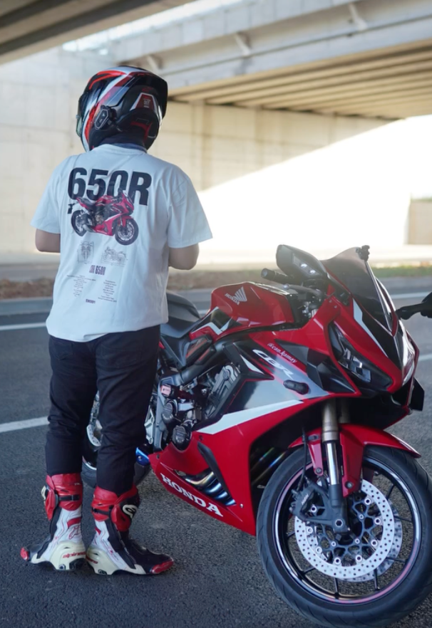 Beyaz 650R baskılı motorcu tişört giymiş motorcu