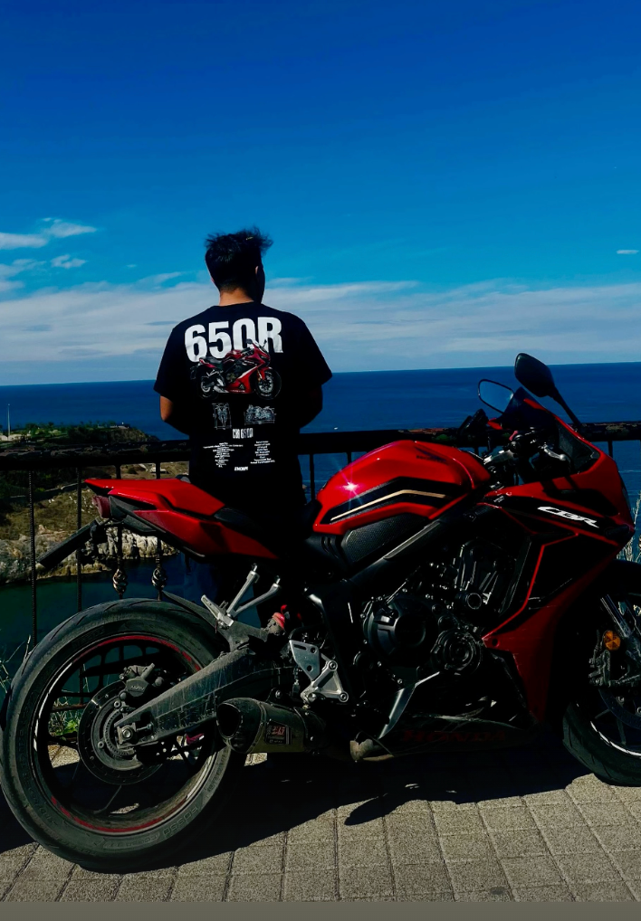 Siyah 650R baskılı motorcu tişört giymiş motorcu