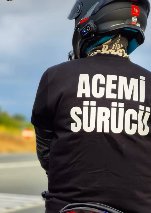 Kasklı sürücünün sırtında Acemi Sürücü reflektör baskılı siyah motorcu tişört