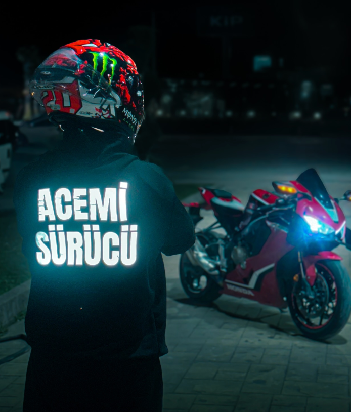 Gece far ışığıyla parlayan Acemi Sürücü reflektörlü hoodie, motosiklet önünde