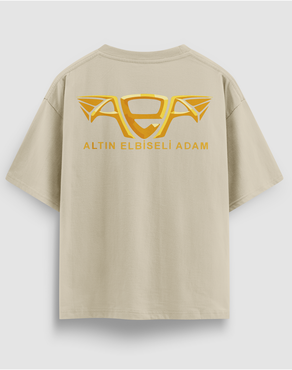 Altın Elbiseli Adam baskılı motorcu tişört, bej, arkadan görünüm. Altın renkli kanatlı AEA logosu ve ALTIN ELBİSELİ ADAM yazısı