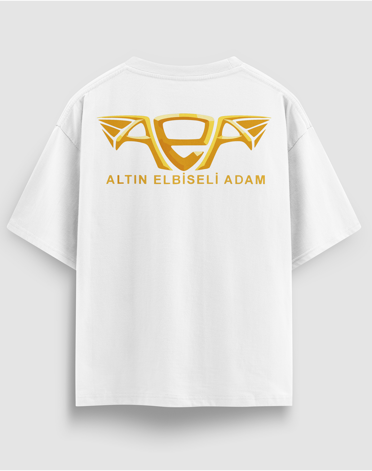 Altın Elbiseli Adam baskılı motorcu tişört, beyaz, arkadan görünüm. Altın renkli kanatlı AEA logosu ve ALTIN ELBİSELİ ADAM yazısı