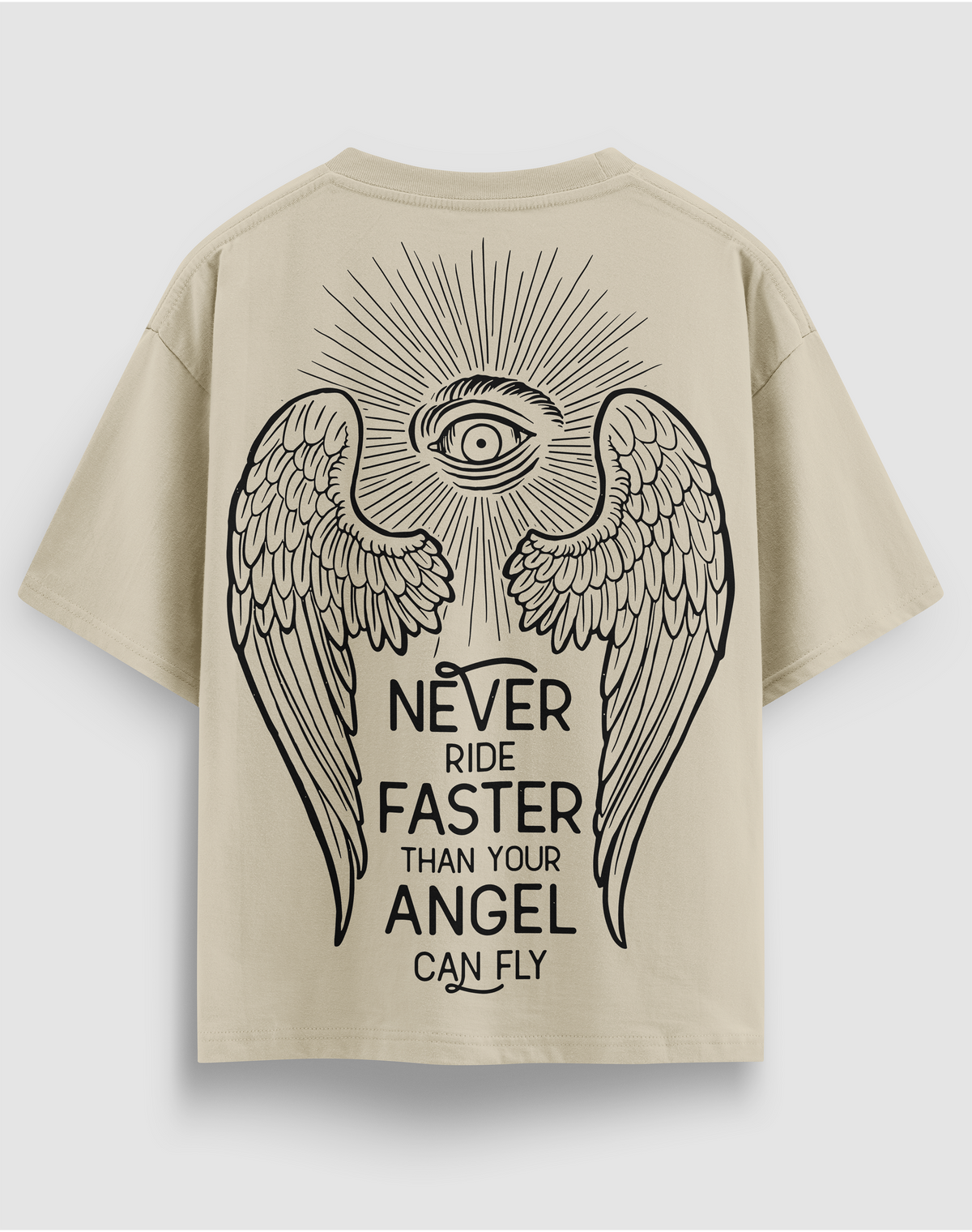 Angel Can Fly baskılı motorcu tişört, bej, arkadan görünüm, sırtta kanatlar ve Never Ride Faster Than Your Angel Can Fly yazısı