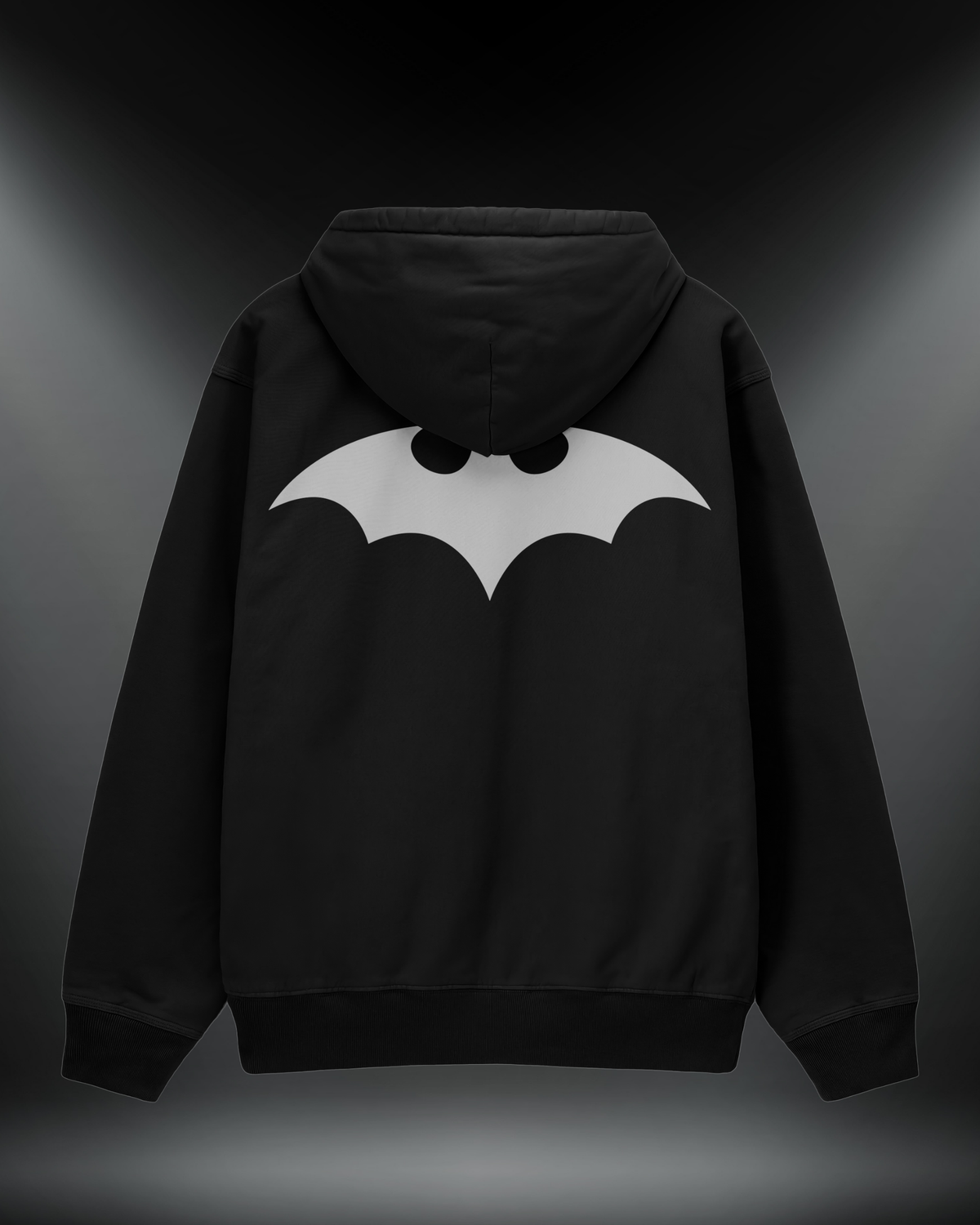 Batman reflektörlü oversize motorcu hoodie, siyah, arkadan görünüm. Reflektörlü büyük yarasa sırt baskısı, gece görünürlük