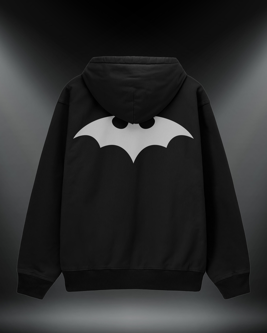 Batman reflektörlü oversize motorcu hoodie, siyah, arkadan görünüm. Reflektörlü büyük yarasa sırt baskısı, gece görünürlük