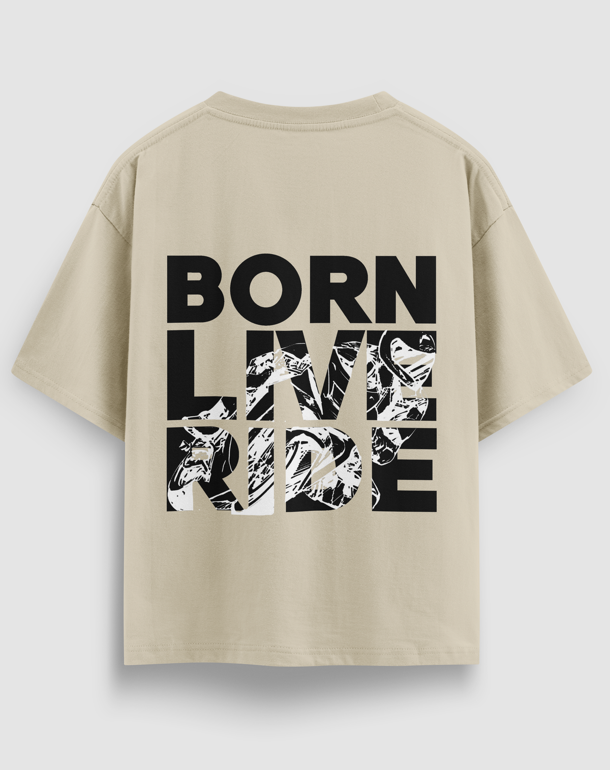 Born Live Ride baskılı motorcu tişört, bej, arkadan görünüm. BORN LIVE RIDE yazılı motorcu sırt baskısı, önde küçük logo