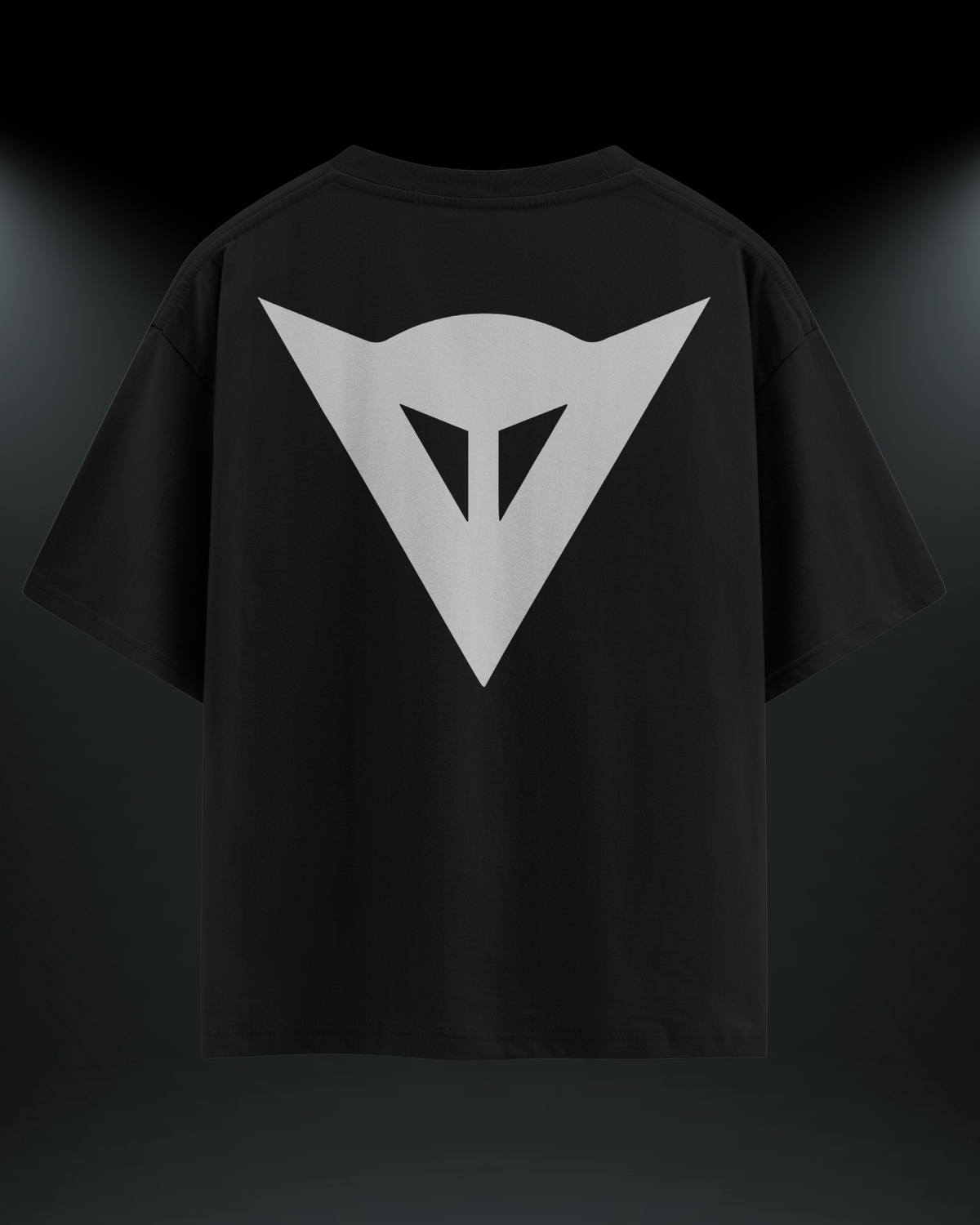 Dainese reflektör baskılı motorcu tişört, siyah, arkadan görünüm. Reflektörlü Dainese logo sırt baskısı
