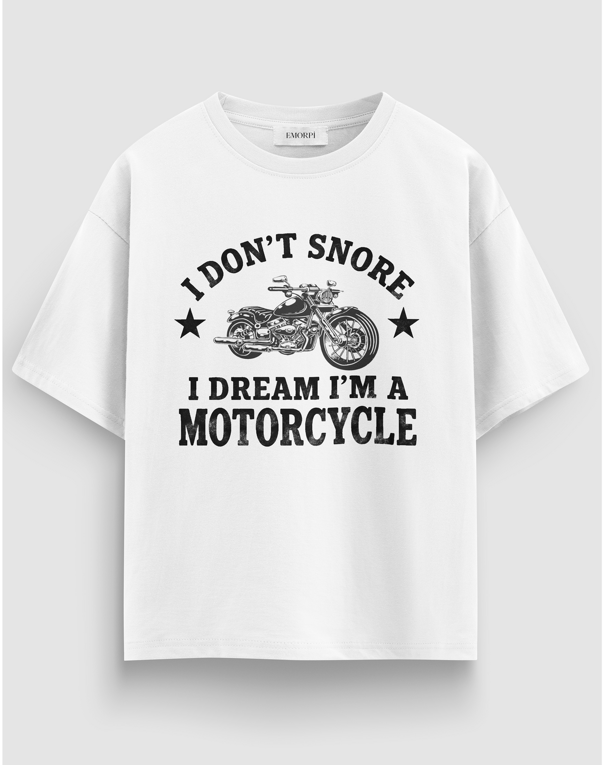 Dream I am Motorcycle baskılı motorcu tişört, beyaz, önden görünüm. Önde motosiklet çizimi ve I DON'T SNORE yazısı
