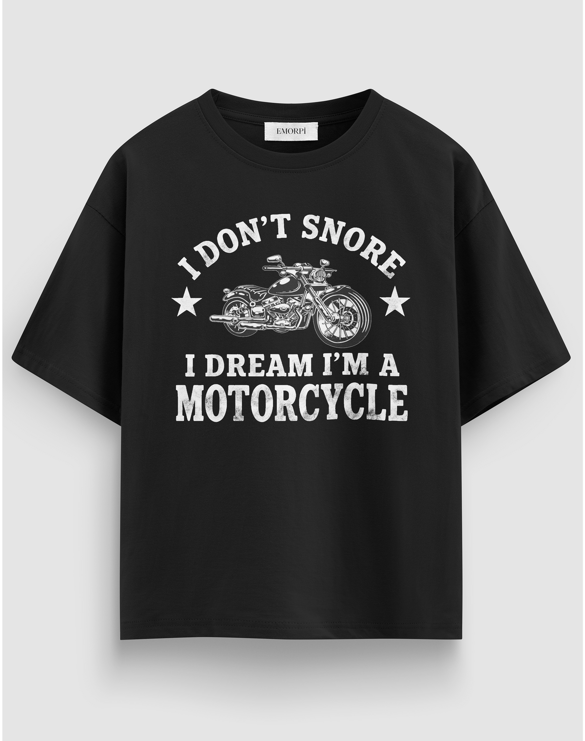 Dream I am Motorcycle baskılı motorcu tişört, siyah, önden görünüm. Önde motosiklet çizimi ve I DON'T SNORE yazısı