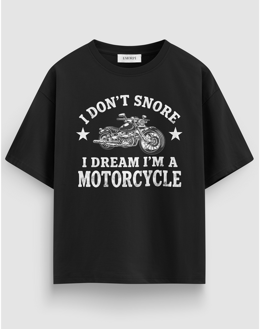 Dream I am Motorcycle baskılı motorcu tişört, siyah, önden görünüm. Önde motosiklet çizimi ve I DON'T SNORE yazısı