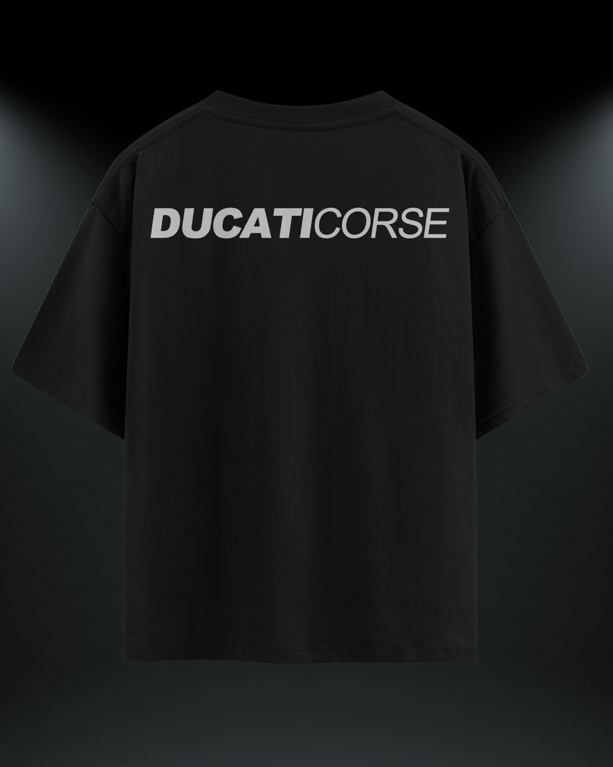 Ducati Corse reflektör baskılı motorcu tişört, siyah, arkadan görünüm. Reflektörlü DUCATI CORSE yazısı, gece görünürlük