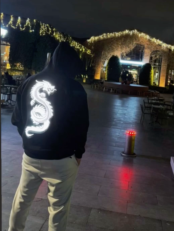 Gece ışıkta parlayan Ejderha reflektörlü siyah hoodie, arkadan görünüm