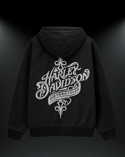 Harley kaligrafi baskılı reflektörlü oversize motorcu hoodie, siyah, arkadan görünüm. Reflektörlü Harley-Davidson kaligrafi sırt baskısı, gece görünürlük