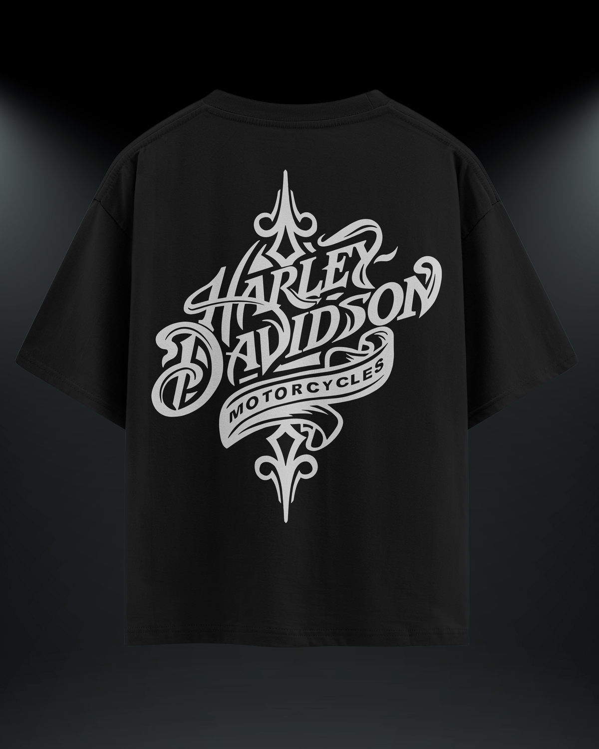 Harley kaligrafi reflektör baskılı motorcu tişört, siyah, arkadan görünüm. Reflektörlü Harley-Davidson kaligrafi sırt baskısı