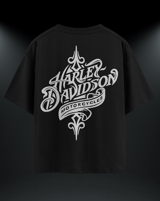Harley kaligrafi reflektör baskılı motorcu tişört, siyah, arkadan görünüm. Reflektörlü Harley-Davidson kaligrafi sırt baskısı