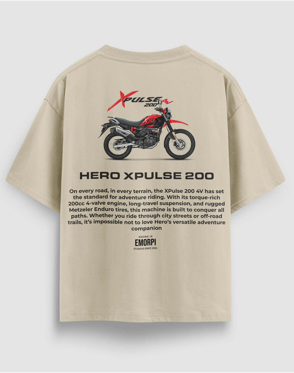 Hero XPulse 200 baskılı motorcu tişört, bej, arkadan görünüm. Hero XPulse 200 çizimli sırt baskısı
