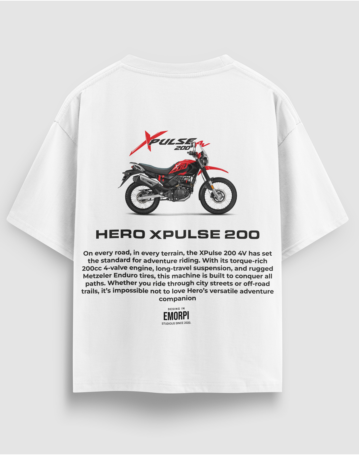 Hero XPulse 200 baskılı motorcu tişört, beyaz, arkadan görünüm. Hero XPulse 200 çizimli sırt baskısı