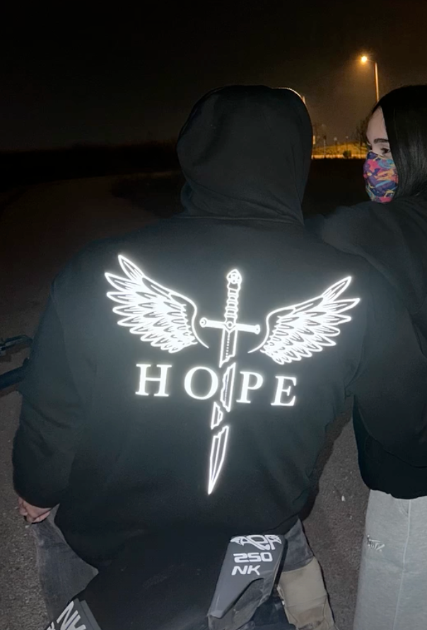 Gece flaş ışığında parlayan Hope reflektörlü hoodie