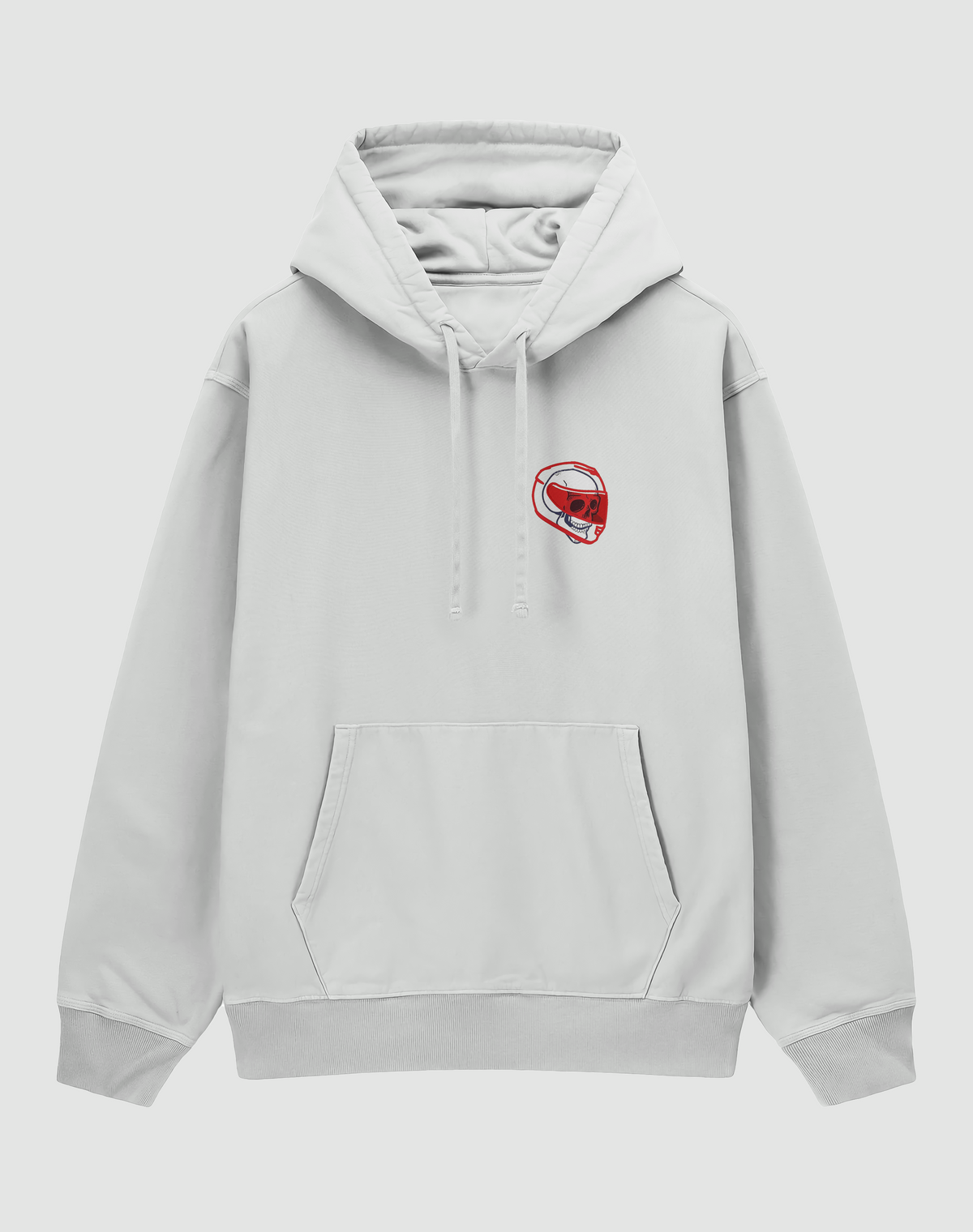 Kasktası baskılı oversize hoodie, beyaz, önden görünüm. Göğüste kırmızı kask içinde kurukafa baskısı