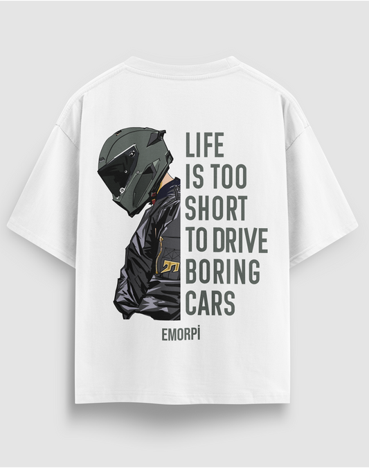 Life is Too Short baskılı motorcu tişört, beyaz, arkadan görünüm, sırtta kasklı sürücü ve Life is Too Short to Drive Boring Cars yazısı
