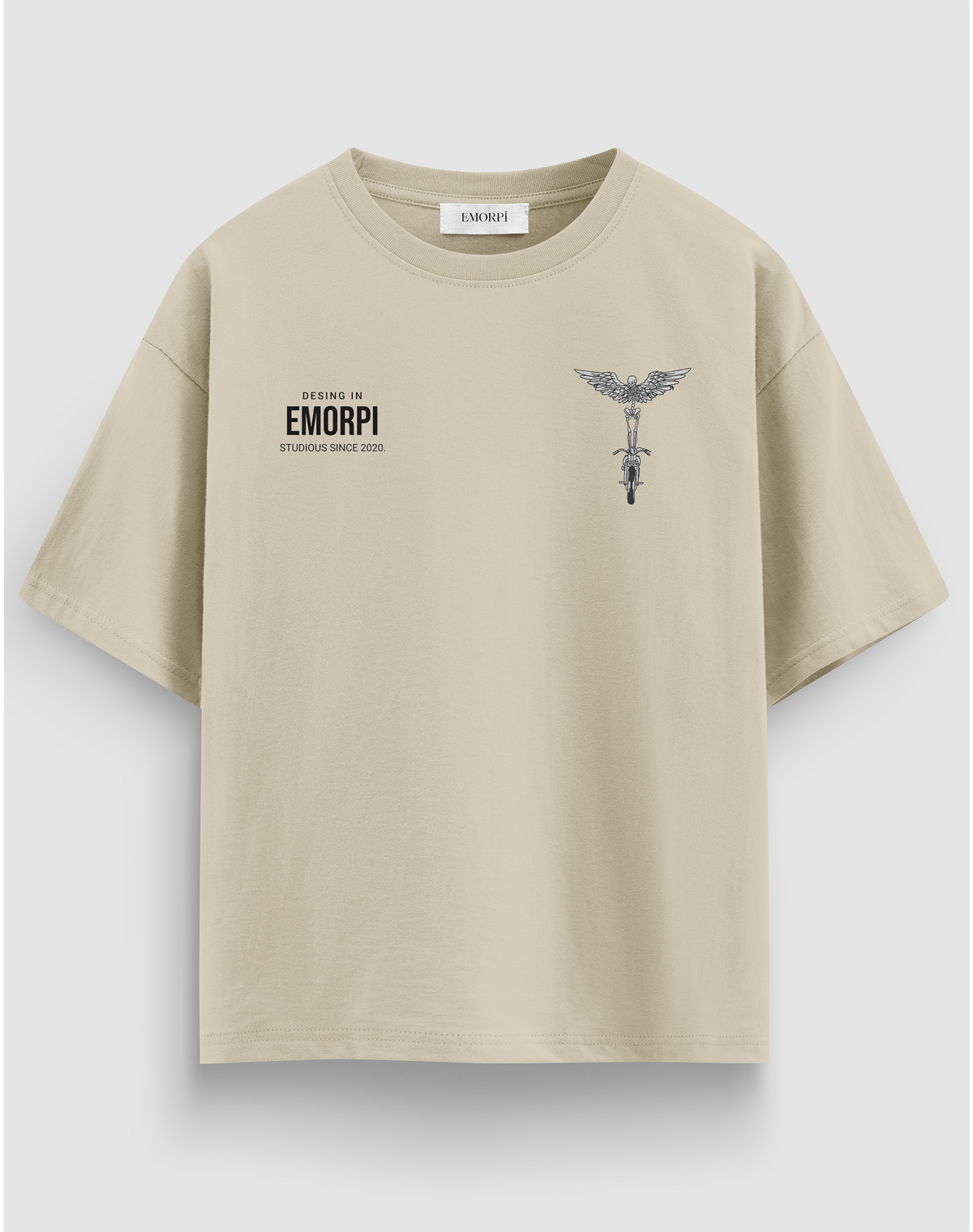 Location Unknown baskılı motorcu tişört, bej, önden görünüm, göğüste Emorpi logosu