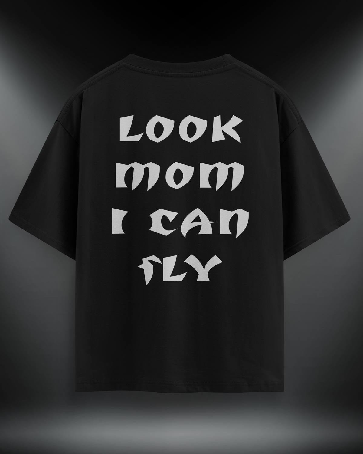 Look Mom I Can Fly reflektör baskılı motorcu tişört, siyah, arkadan görünüm. Reflektörlü LOOK MOM I CAN FLY sırt yazısı