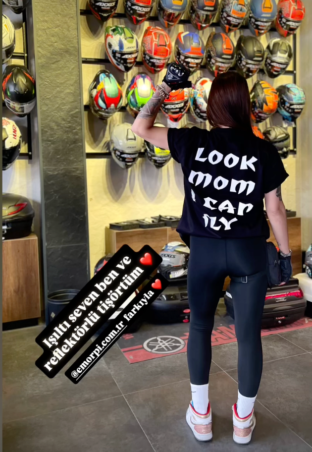 Siyah Look Mom I Can Fly reflektör baskılı motorcu tişört giymiş motorcu