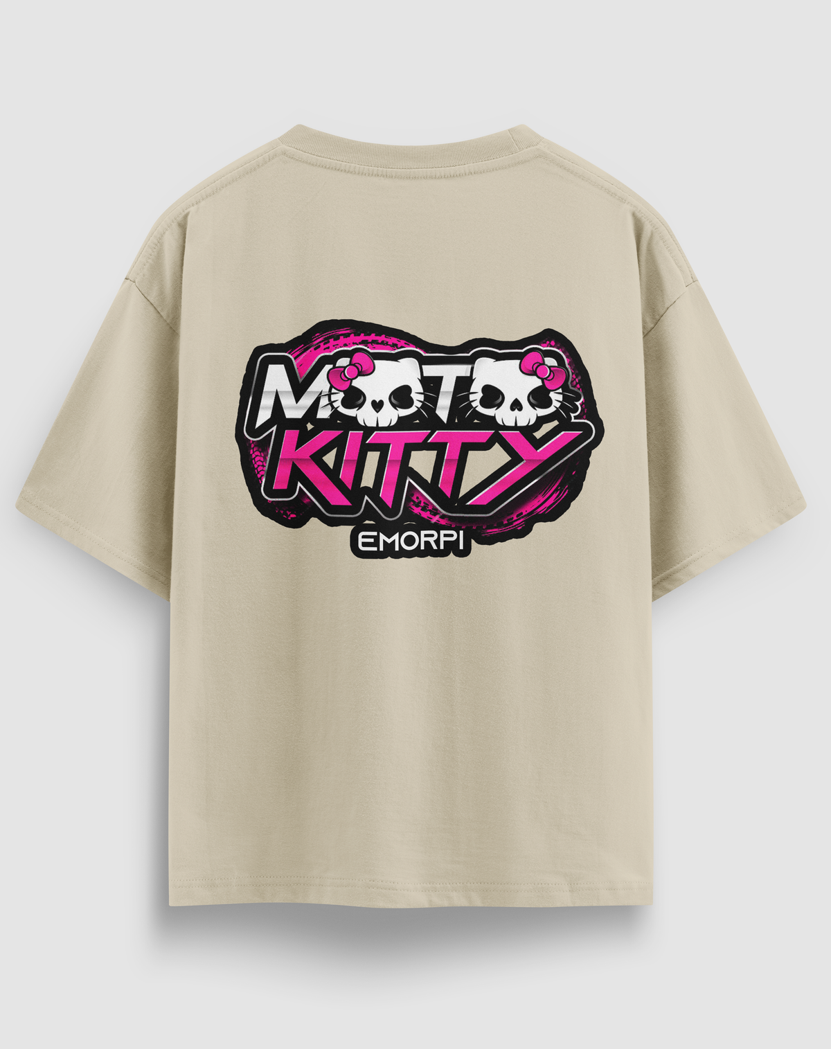 Moto Kitty baskılı motorcu tişört, bej, arkadan görünüm. Pembe MOTO KITTY yazısı ve kedi kurukafası sırt baskısı