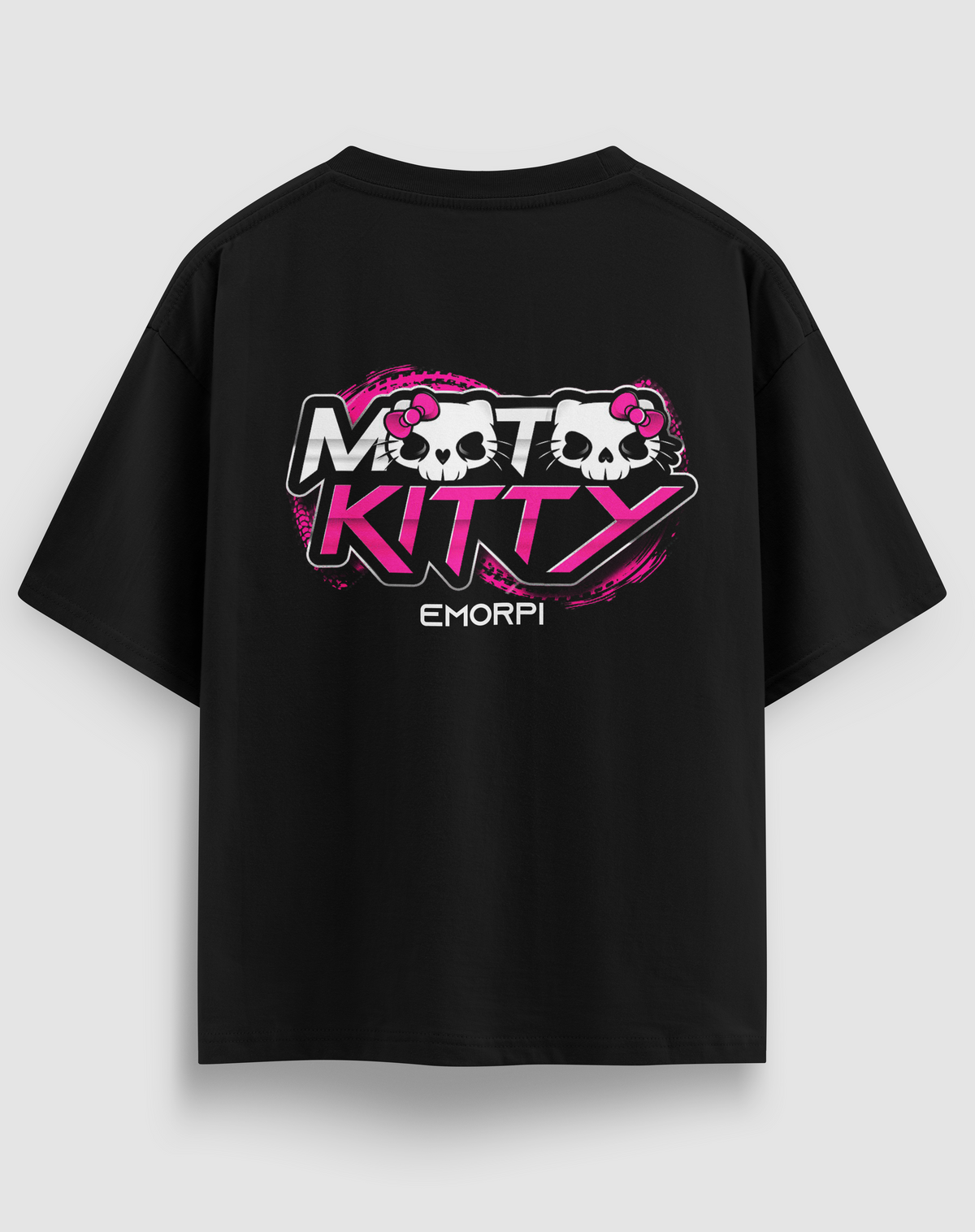Moto Kitty baskılı motorcu tişört, siyah, arkadan görünüm. Pembe MOTO KITTY yazısı ve kedi kurukafası sırt baskısı