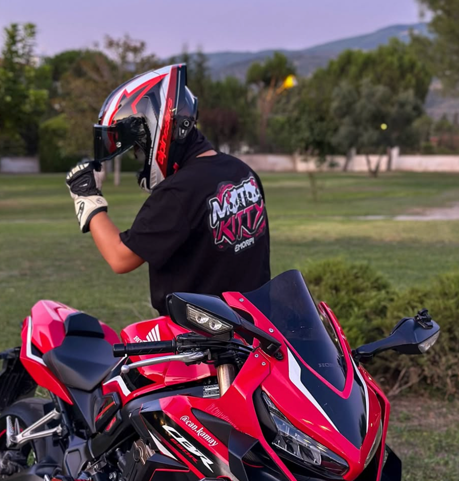 Siyah Moto Kitty baskılı motorcu tişört giymiş motorcu