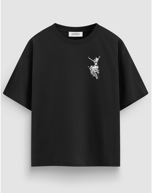 Motorcu Kız baskılı motorcu tişört, siyah, önden görünüm. Göğüste kollarını açmış kadın motorcu baskısı