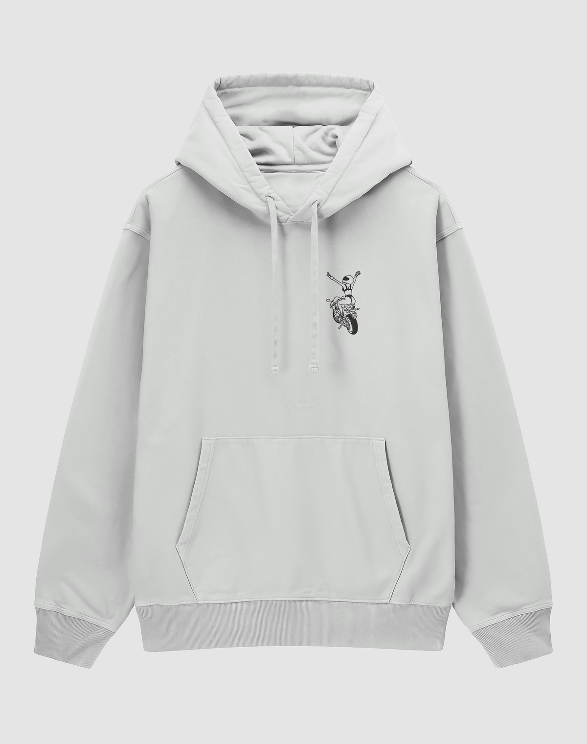 Motorcu Kız baskılı oversize hoodie, beyaz, önden görünüm. Göğüste kollarını açmış kadın motorcu baskısı