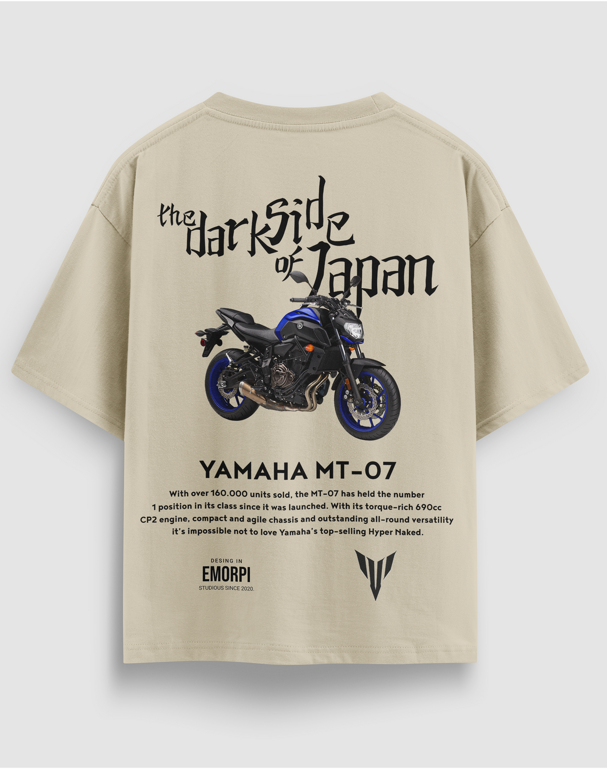 MT-07 baskılı motorcu tişört, bej, arkadan görünüm, sırtta Yamaha MT-07 motosiklet ve The Dark Side of Japan baskısı