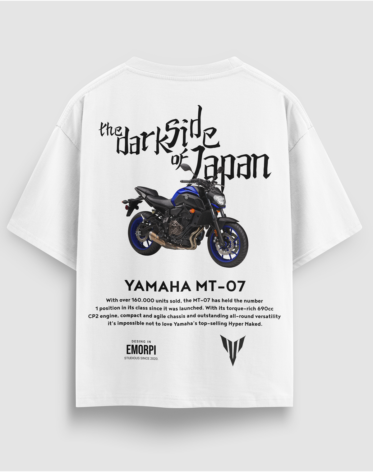 MT-07 baskılı motorcu tişört, beyaz, arkadan görünüm, sırtta Yamaha MT-07 motosiklet ve The Dark Side of Japan baskısı