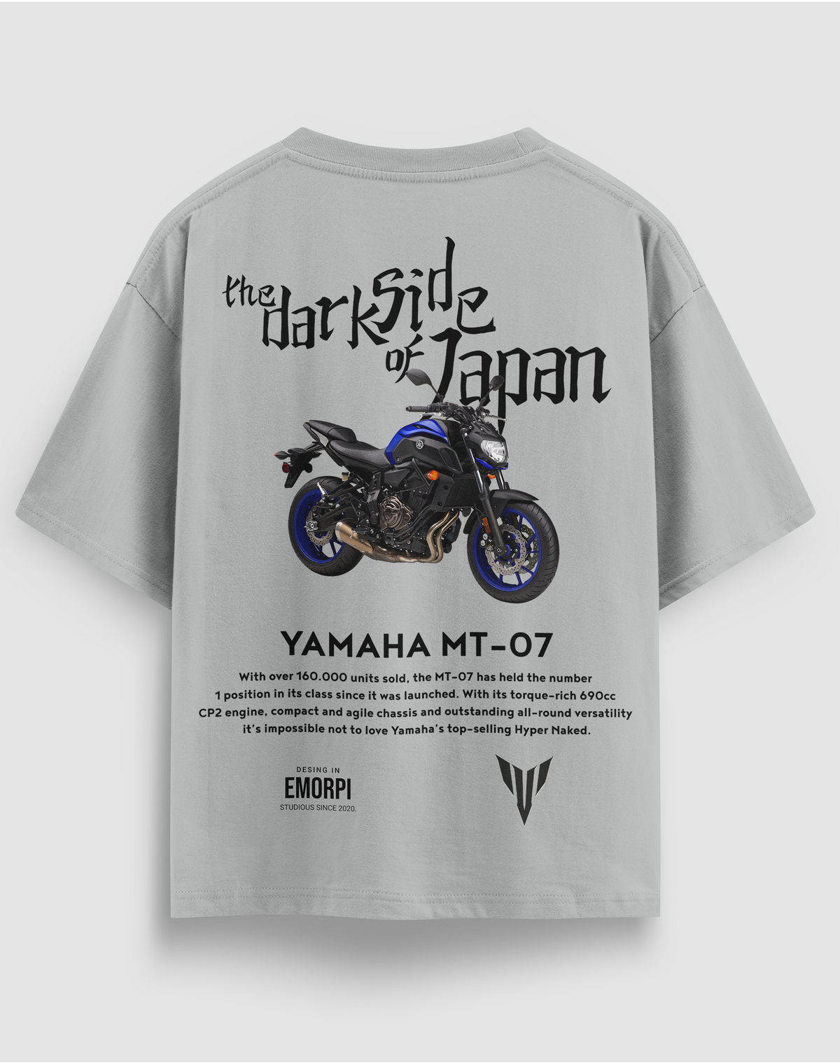 MT-07 baskılı motorcu tişört, gri, arkadan görünüm, sırtta Yamaha MT-07 motosiklet ve The Dark Side of Japan baskısı