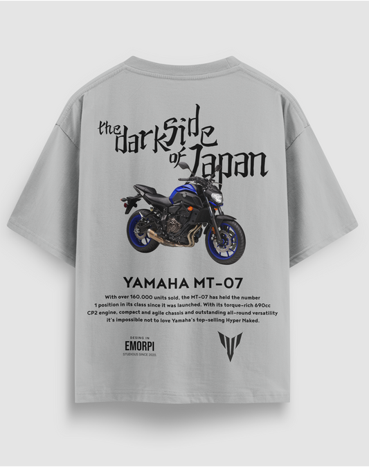MT-07 baskılı motorcu tişört, gri, arkadan görünüm, sırtta Yamaha MT-07 motosiklet ve The Dark Side of Japan baskısı