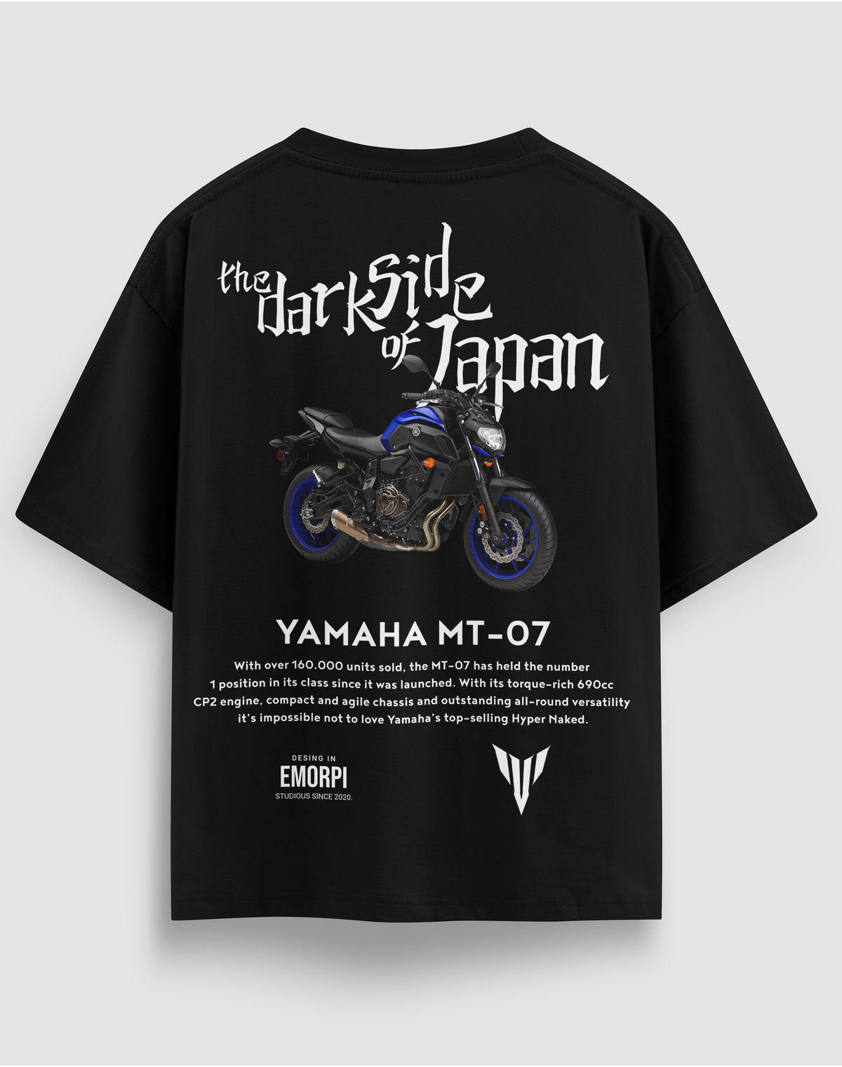 MT-07 baskılı motorcu tişört, siyah, arkadan görünüm, sırtta Yamaha MT-07 motosiklet ve The Dark Side of Japan baskısı