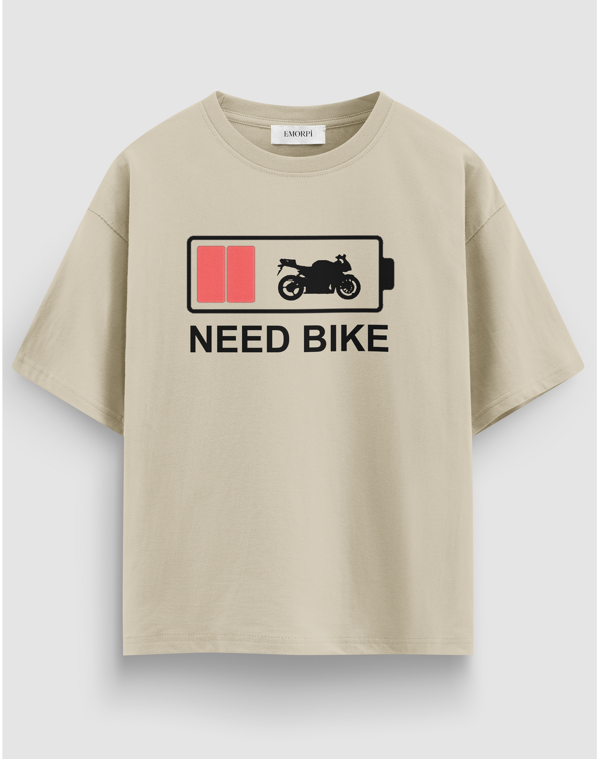 Need Bike baskılı motorcu tişört, bej, önden görünüm. Önde pil simgeli NEED BIKE baskısı